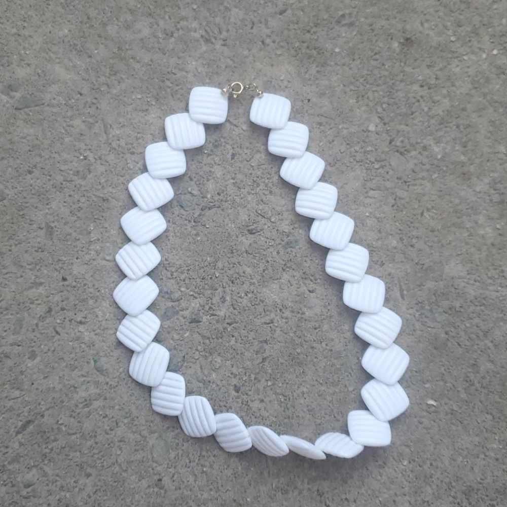 RELISTED White necklace - Picture 2 of 3